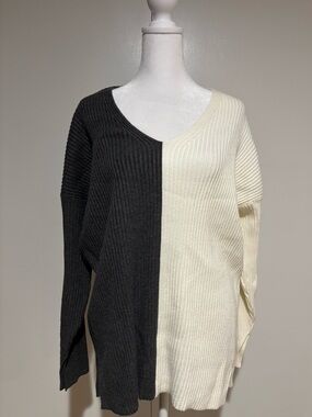 Abercrombie & Fitch Two-Tone Black and Cream Ribbed V-Neck Sweater